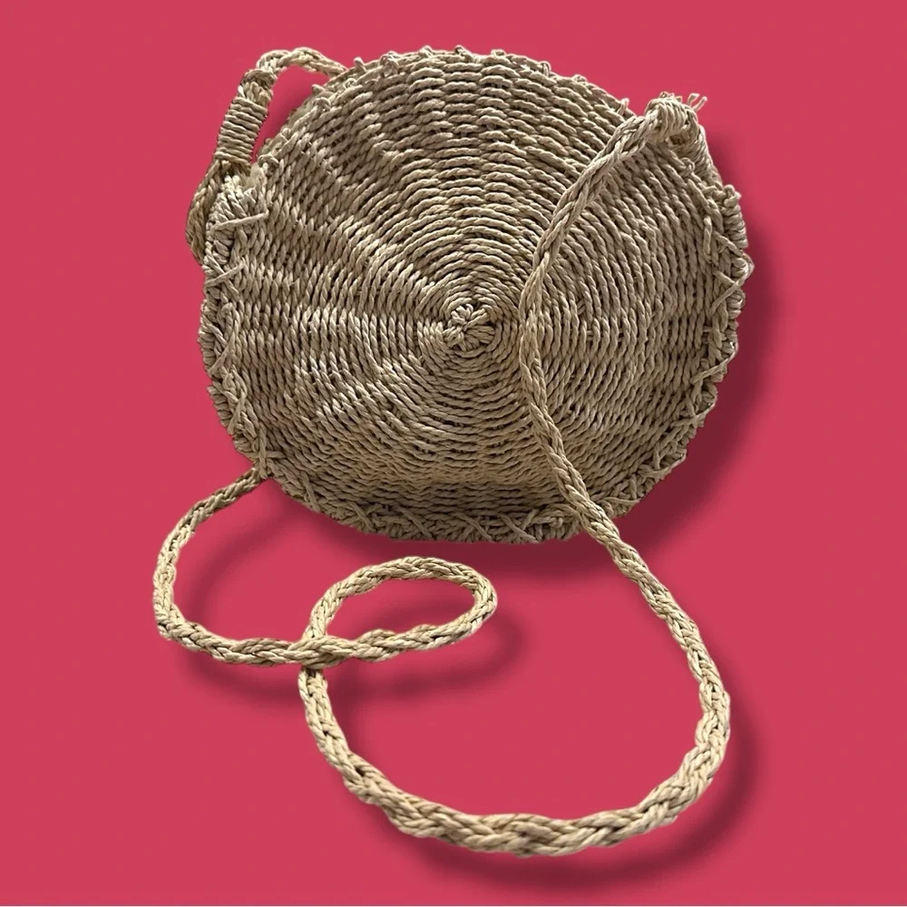 🎉HP🎉EUC Urban Outfitters Round Woven Shoulder Bag in Natural. One Size - Picture 3 of 10